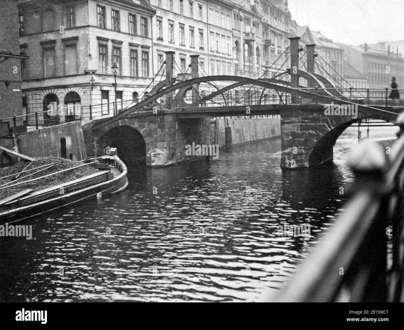 Pont Gertrauden traversant le canal Spree, marché Spittel, vers 1935, Berlin, Allemagne Banque D'Images