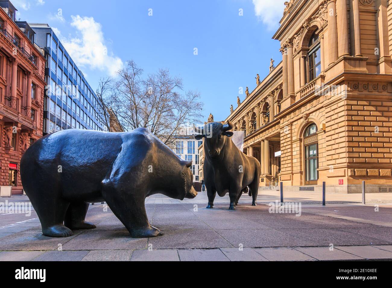 Place devant l'entrée de la Bourse de Francfort. Bull et Bear comme symbole. Bâtiments commerciaux avec une façade marron dans le soleil Banque D'Images