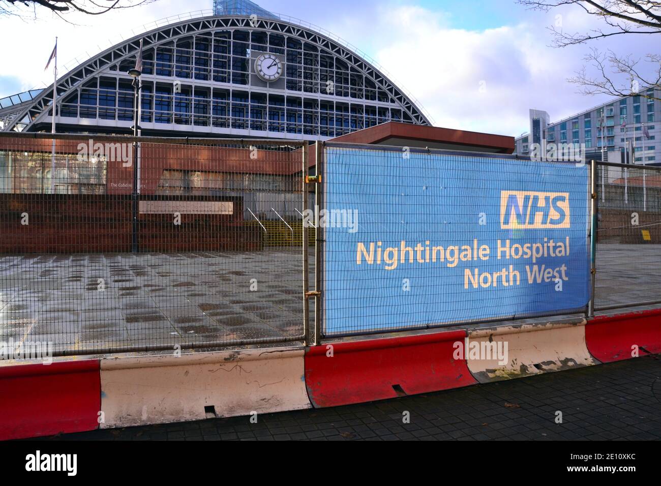 L'extérieur de l'hôpital NHS Nightingale Nord-Ouest, un hôpital temporaire du complexe de Manchester Central à la lumière de l'épidémie mondiale actuelle du nouveau coronavirus, l'infection Covid 19. Il s'agit de l'un des nombreux hôpitaux de Nightingale à travers le Royaume-Uni et il y a eu des discussions dans les médias sur la question de savoir s'ils ont eu un rapport qualité/prix jusqu'à présent, étant donné le faible nombre de patients qu'ils ont traités au total. Banque D'Images