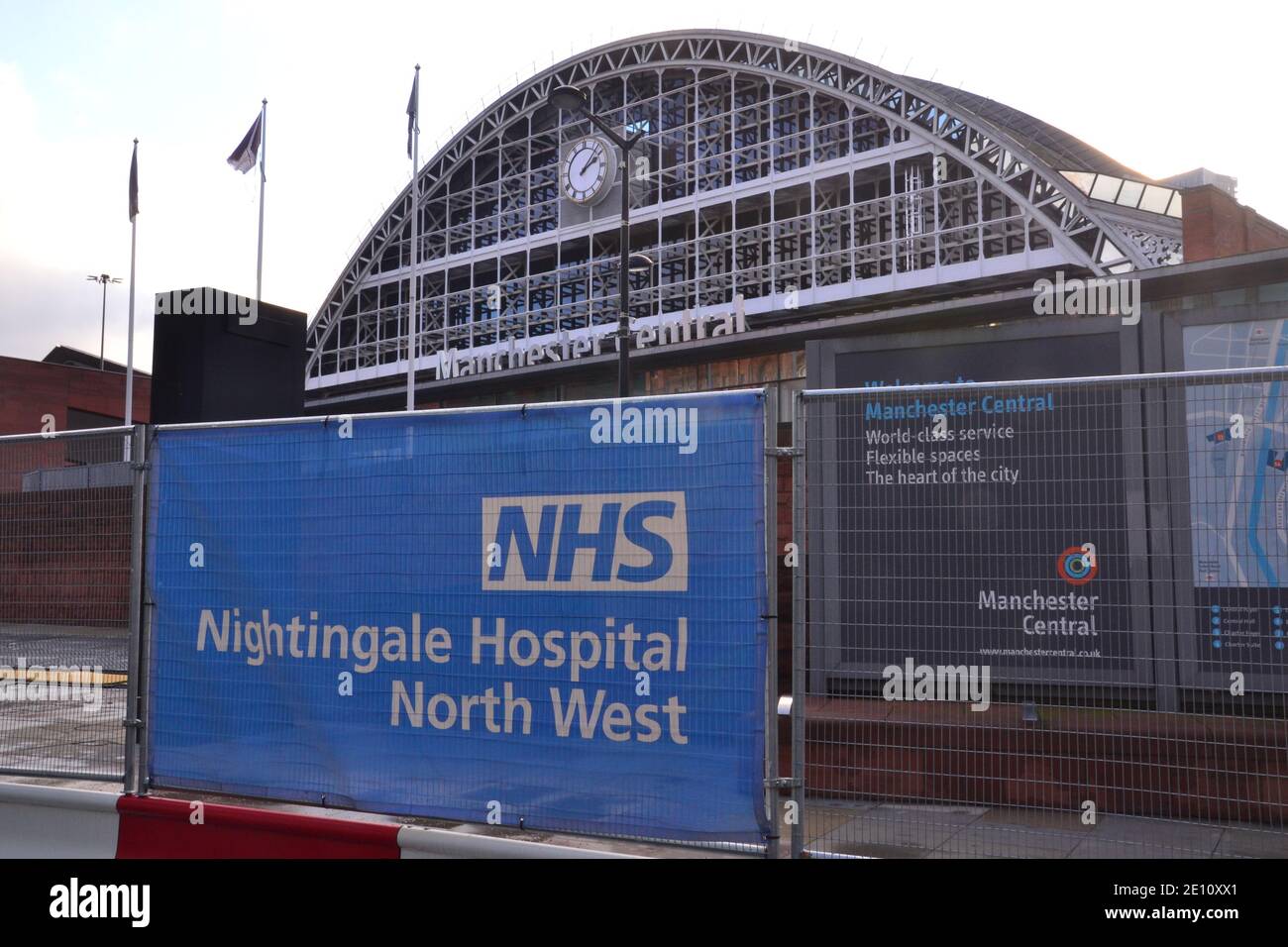 L'extérieur de l'hôpital NHS Nightingale Nord-Ouest, un hôpital temporaire du complexe de Manchester Central à la lumière de l'épidémie mondiale actuelle du nouveau coronavirus, l'infection Covid 19. Il s'agit de l'un des nombreux hôpitaux de Nightingale à travers le Royaume-Uni et il y a eu des discussions dans les médias sur la question de savoir s'ils ont eu un rapport qualité/prix jusqu'à présent, étant donné le faible nombre de patients qu'ils ont traités au total. Banque D'Images