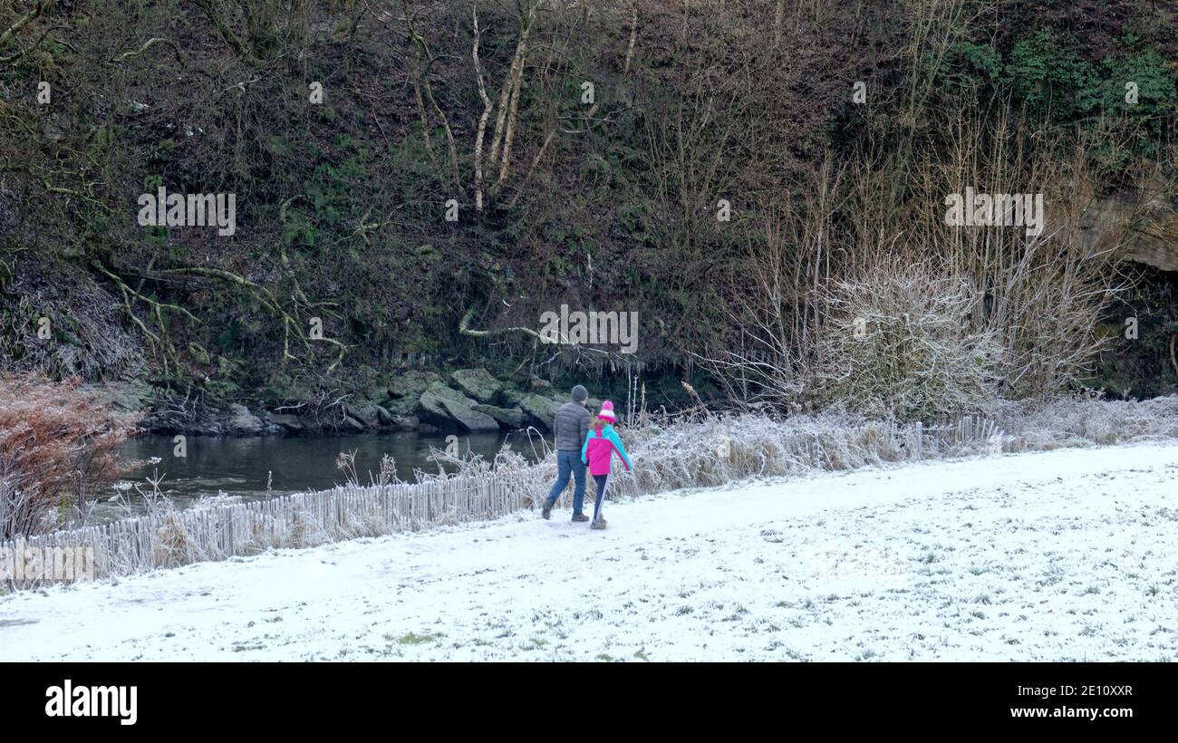 Glasgow, Écosse, Royaume-Uni. 3 janvier 2022. Météo au Royaume-Uni : le temps de gel dû à l'absence de couverture nuageuse a vu une journée ensoleillée sur la ville avec des habitants souffrant de niveau 4 à destination du parc Dawsholm et du kelvin de rivière pour l'exercice et les loisirs du gel. Crédit : Gerard Ferry/Alay Live News Banque D'Images