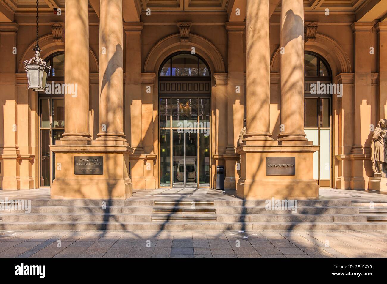 Zone d'entrée du bâtiment de la Bourse allemande de Francfort. Marches jusqu'à l'entrée avec colonnes et portes vitrées. Bâtiment commercial avec Banque D'Images