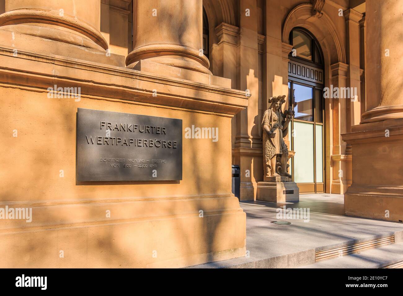 Entrée au bâtiment de la Bourse allemande de Francfort. Maison baroque historique avec arches, colonnes et figure. Marches devant le verre Banque D'Images