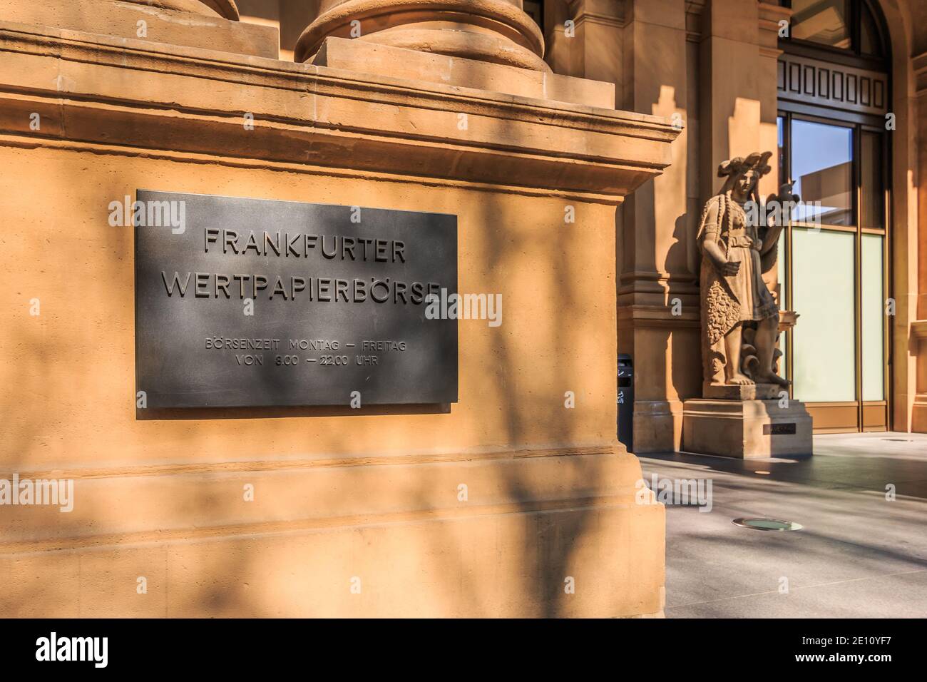 Entrée au bâtiment avec plaque métallique de la Bourse allemande de Francfort. Maison baroque historique avec arches, colonnes et figure. Étapes à Banque D'Images