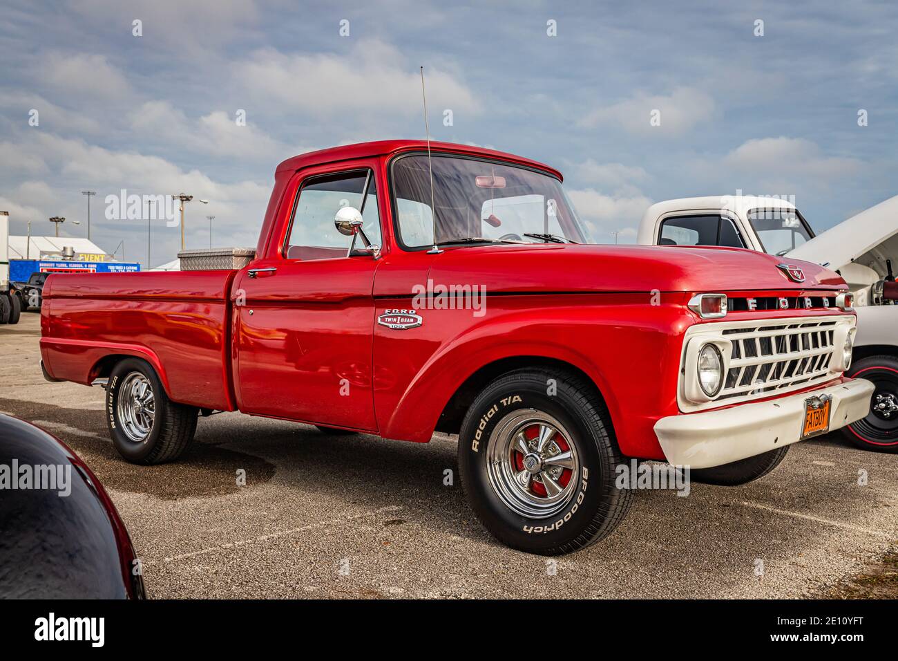 Daytona Beach, FL - 29 novembre 2020 : prise en charge du F-100 1965 de Ford lors d'un salon de l'auto local. Banque D'Images