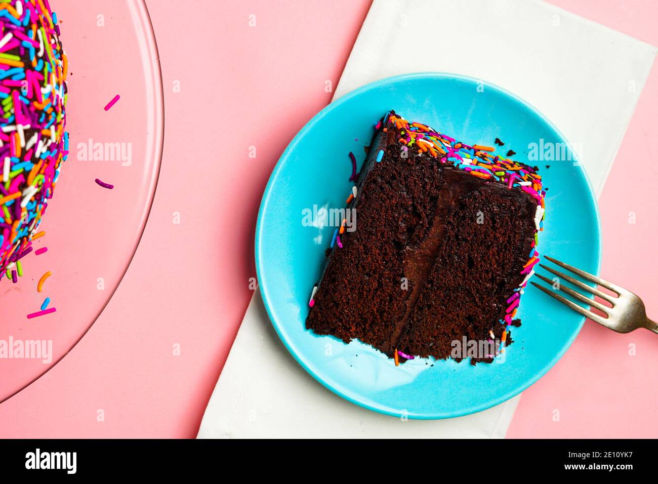 Tranche de gâteau au chocolat sur une plaque Banque D'Images