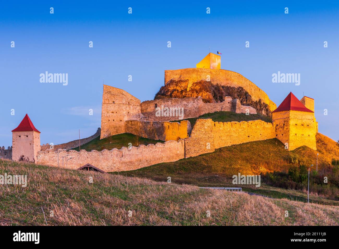 Rupea (Comté de Brasov), Roumanie. Ruines de la forteresse de Rupea à la lumière du soir. Banque D'Images