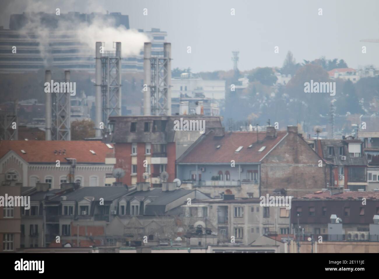 Pollution de la ville mêlée au brouillard du matin, paysage urbain de Belgrade Banque D'Images