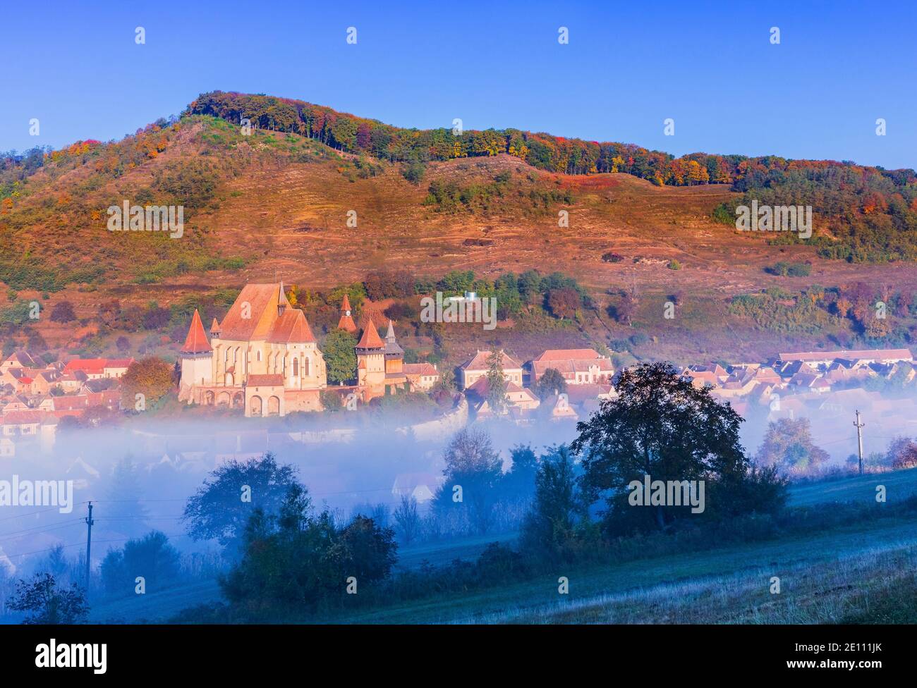Biertan, Roumanie. Village touristique de Transylvanie avec église fortifiée saxonne dans la lumière du matin. Banque D'Images