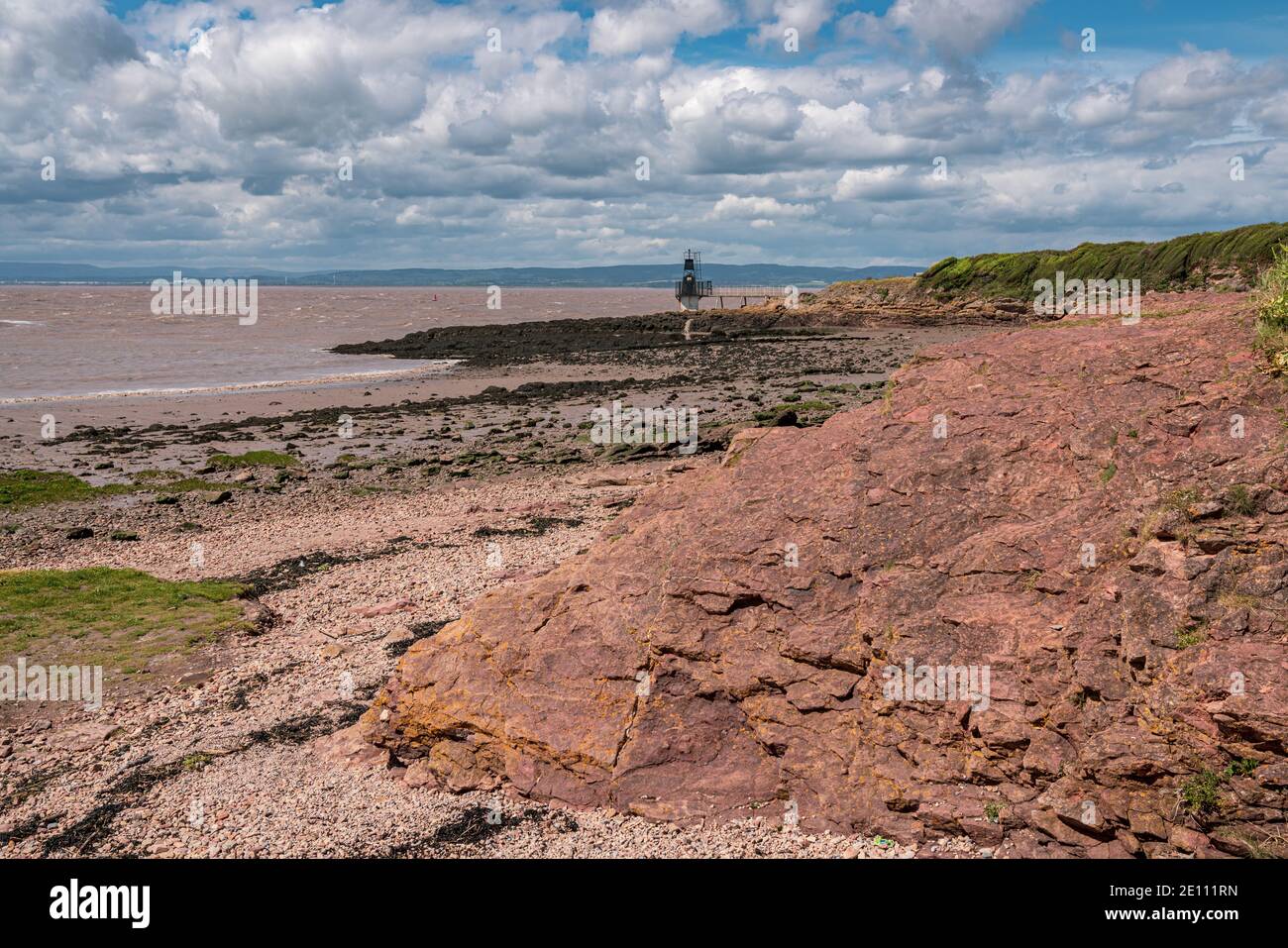 Vue sur la baie de Woodhill, le Canal de Bristol et la Portishead Point Lighthouse dans Portishead, North Somerset, England, UK Banque D'Images