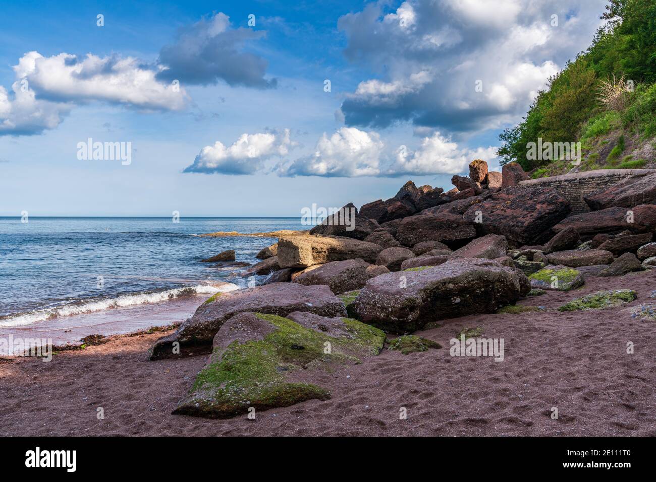 Nuages sur la plage en Maidencombe, Torbay, England, UK Banque D'Images