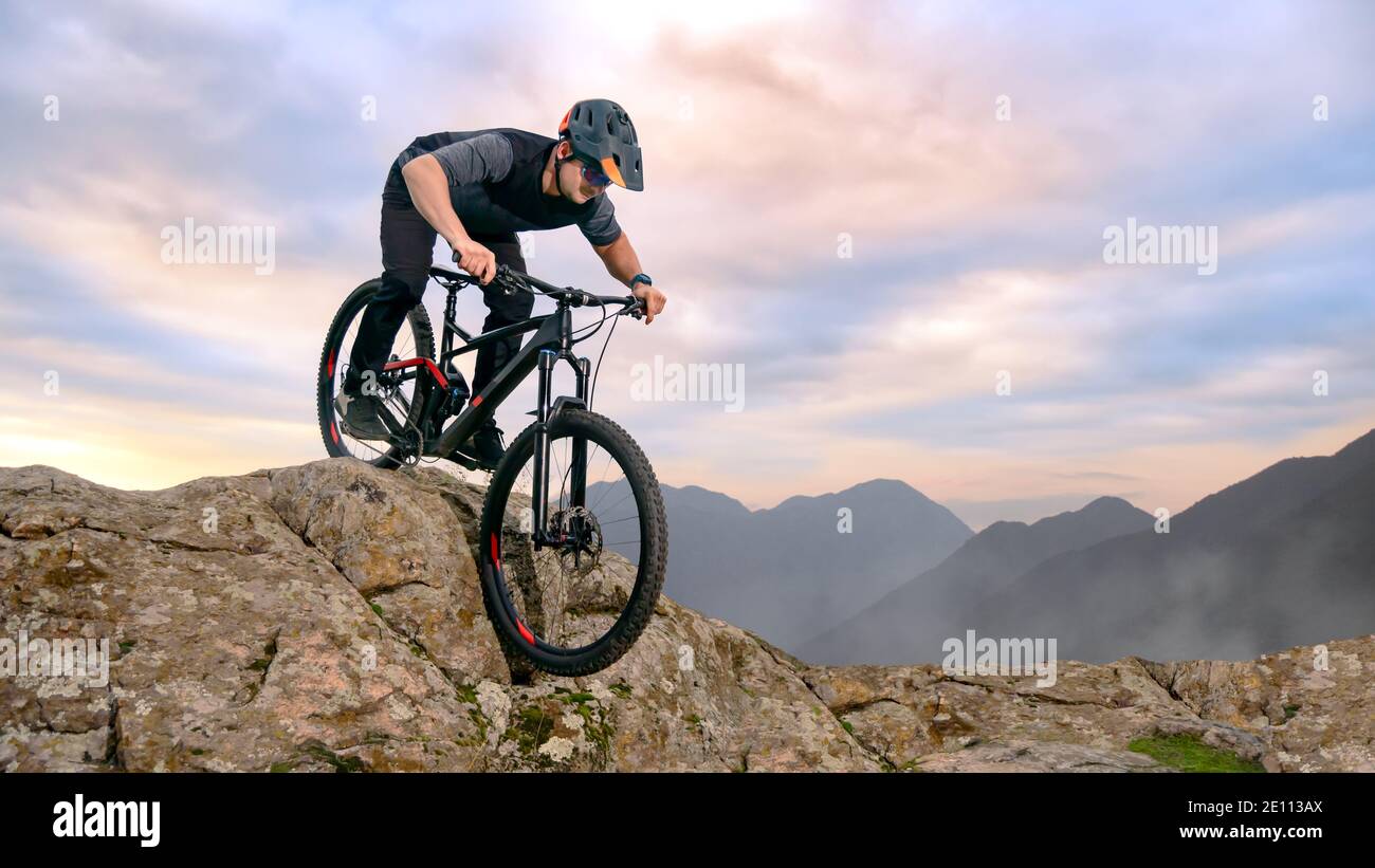Vélo cycliste professionnel sur le sentier des Rocheuses d'automne au coucher du soleil. Extreme Sport et Enduro Motos concept. Banque D'Images