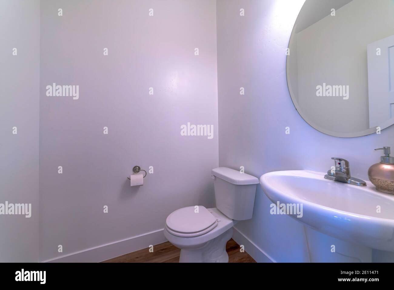 Toilettes et évier mural avec robinet en acier inoxydable à l'intérieur salle de bains de la maison Banque D'Images