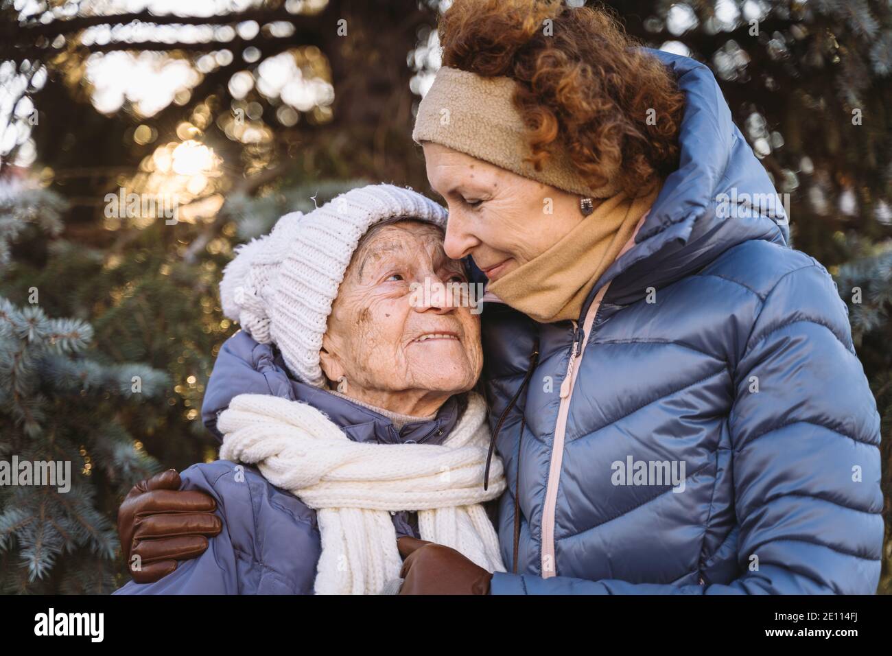 Maternité. Thème importance visiter et passer du temps avec les vieux parents célibataires pendant les vacances. Maman et fille mature hug et la famille heureuse Banque D'Images
