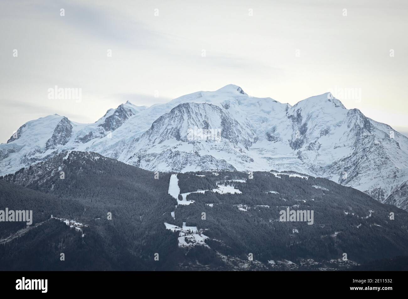 Sallanches, France. 27 décembre 2020. Vue sur le Mont blanc (M) et le Mont blanc du Tacul (l) avant le coucher du soleil. Credit: Lisa Ducret/dpa/Alay Live News Banque D'Images