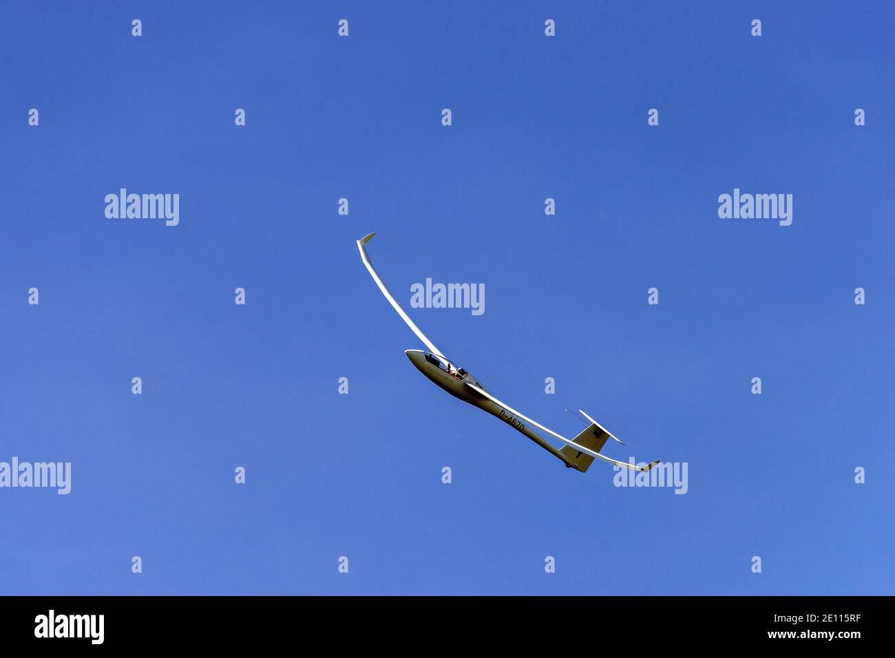 Planeur volant dans le ciel au-dessus des Alpes Banque D'Images