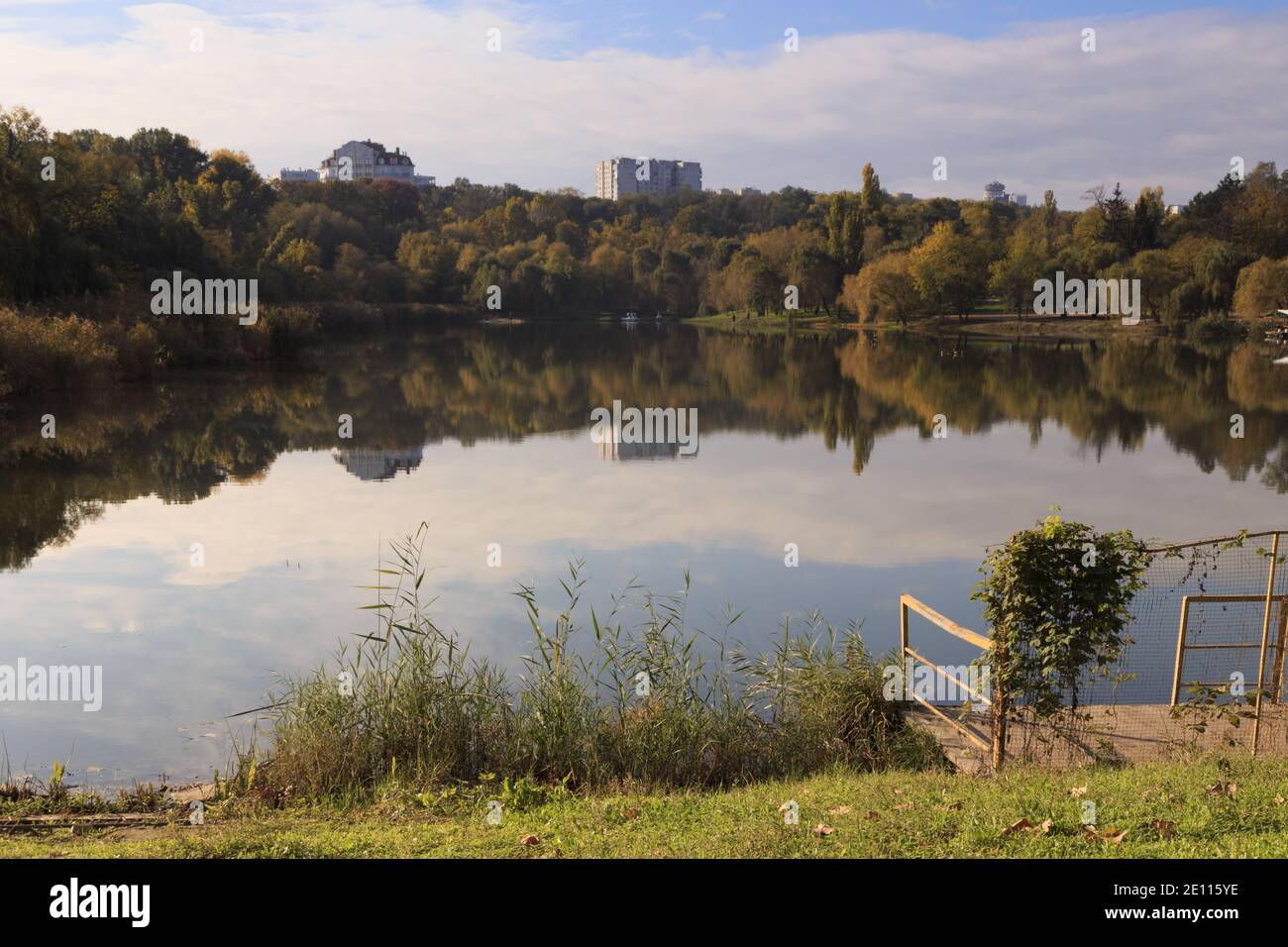 Lac dans le parc 'Rose Valley' Chisinau. Le beau paysage d'automne le matin. Banque D'Images