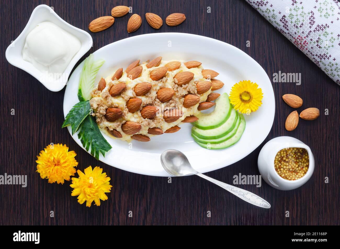 Belle, décorative et saine nourriture, salade décorée avec des amandes sur la table. Mise au point sélective, vue de dessus Banque D'Images