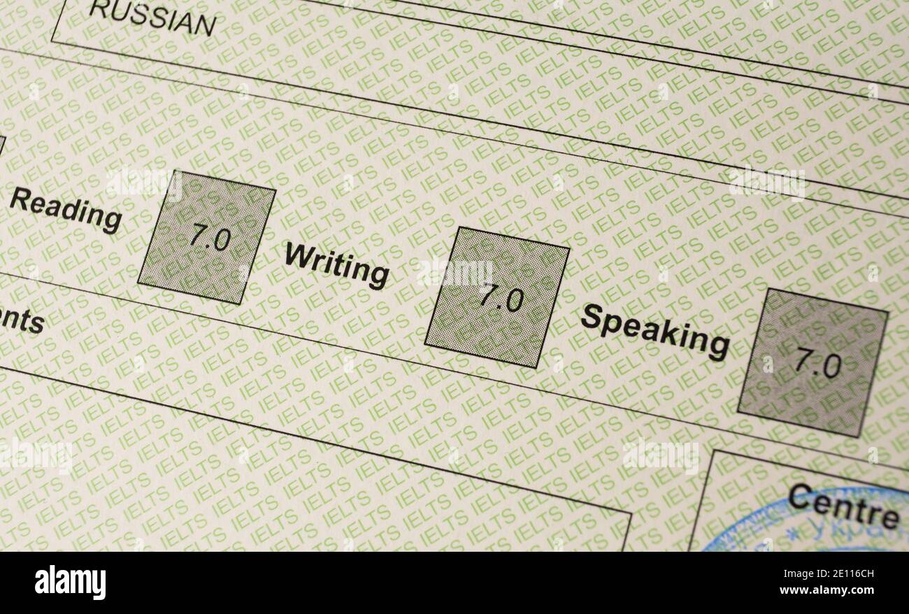 Stafford, Royaume-Uni - janvier 3 2021 : formulaire de rapport d'essai IELTS authentique. Le système international de tests de langue anglaise est un système international de tests de langue anglaise Banque D'Images