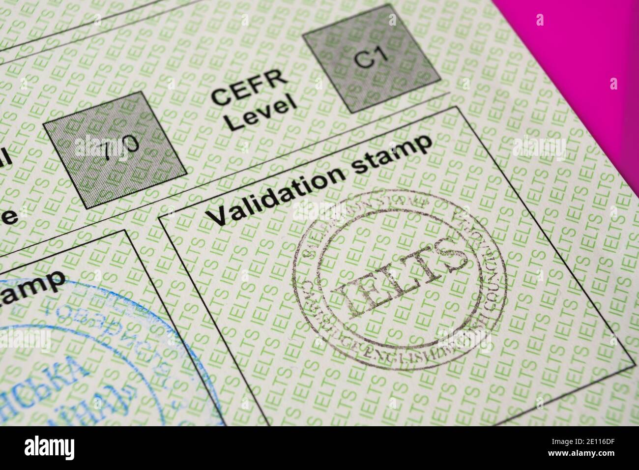 Stafford, Royaume-Uni - janvier 3 2021 : formulaire de rapport d'essai IELTS authentique. Le système international de tests de langue anglaise est un système international de tests de langue anglaise Banque D'Images