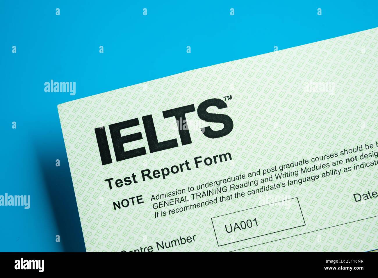 Stafford, Royaume-Uni - janvier 3 2021 : formulaire de rapport d'essai IELTS authentique. Le système international de tests de langue anglaise est un système international de tests de langue anglaise Banque D'Images