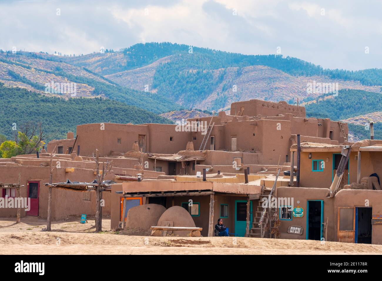 Le village historique d'adobe amérindien de Taos Pueblo et les montagnes de Taos, Nouveau-Mexique, Etats-Unis. Un site classé au patrimoine mondial de l'UNESCO. Banque D'Images