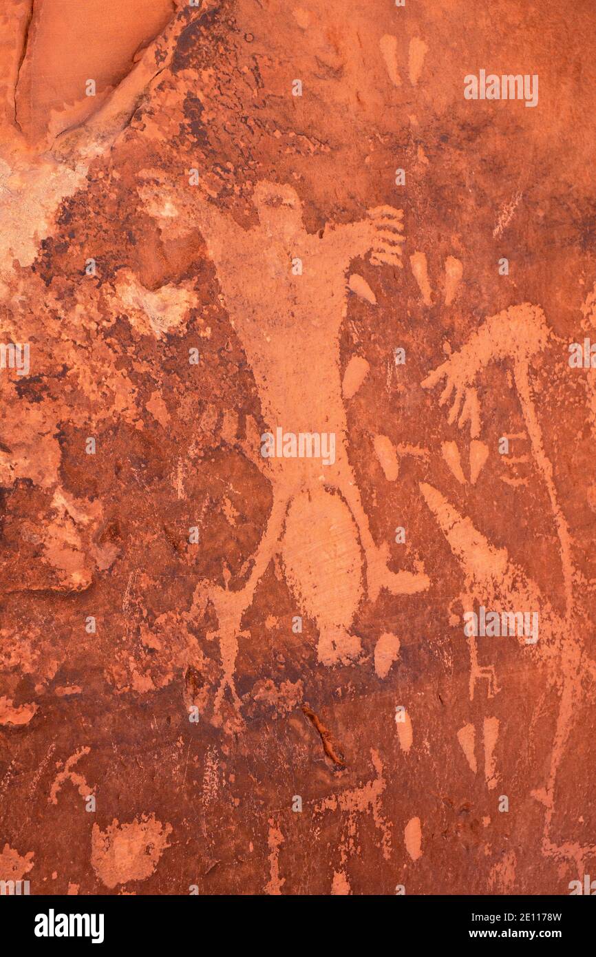 Art rupestre américain natif - pétroglyphes - sur Birthing Rock, Kane Creek Road, Moab, Utah, États-Unis. Représentation d'une femme accouchant. Banque D'Images