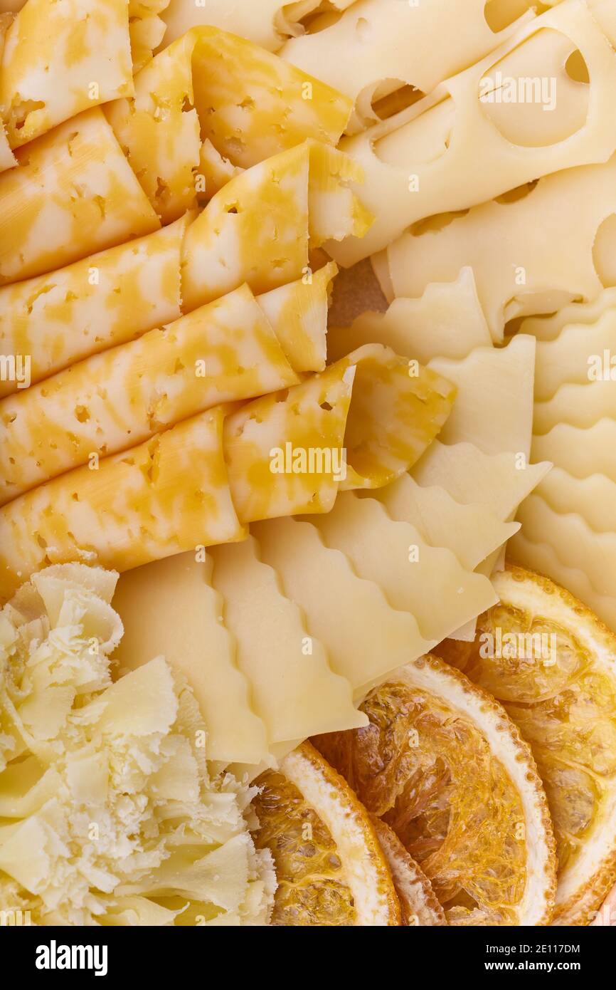 Différents types de fromage et de tranches d'orange séchées en gros plan Banque D'Images