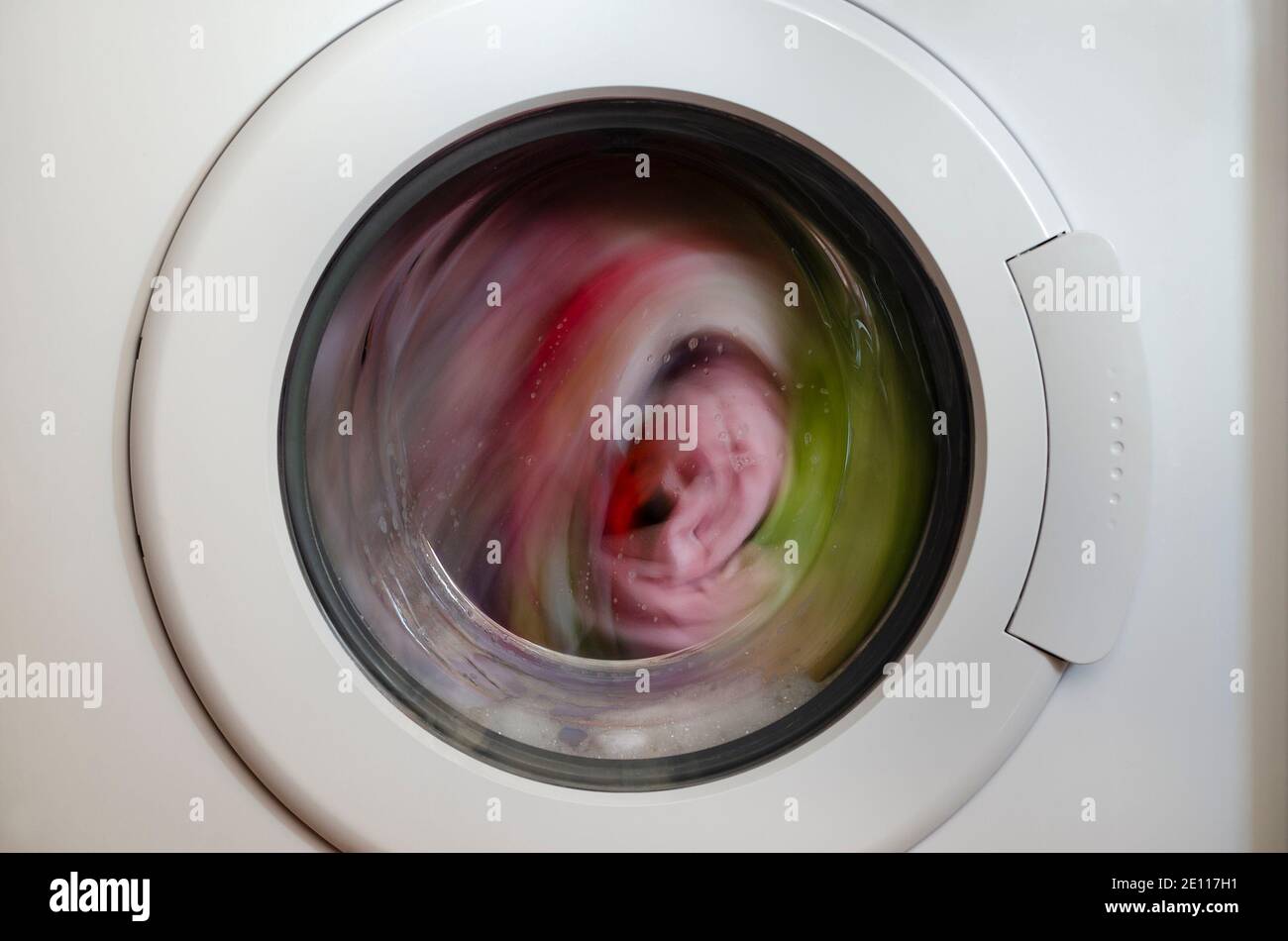 Machine à laver les vêtements à l'intérieur de porte avec rotation Banque D'Images