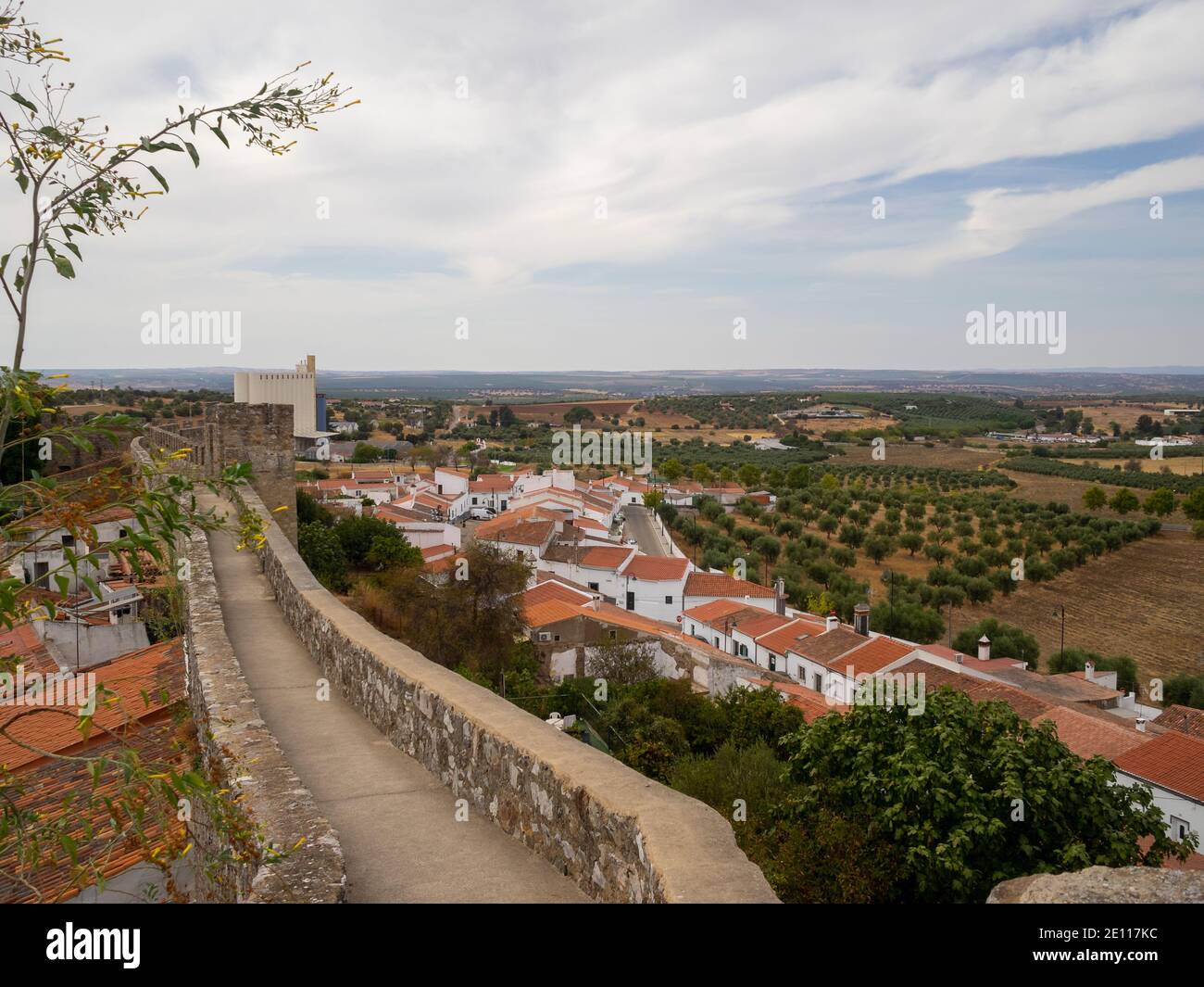 Vue sur la plaine de l'Alentejo sur les toits de Serpa vue depuis le mur du château Banque D'Images