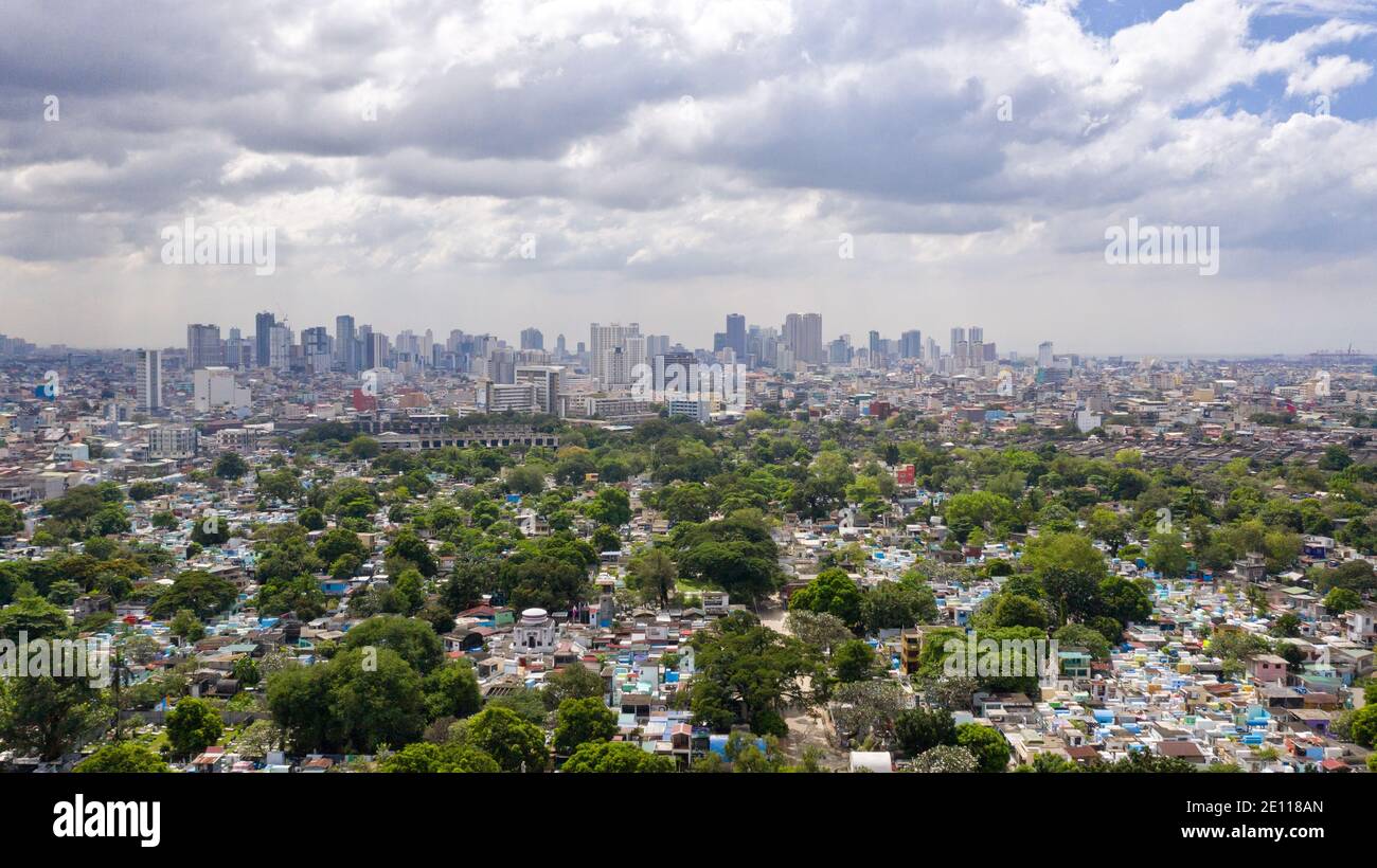 Manille ville avec des gratte-ciel, des bâtiments modernes et un centre d'affaires de Makati, drone aérien. Voyage Vacances concept. Banque D'Images