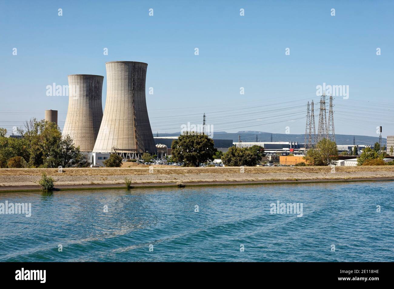 Scène industrielle; production d'énergie électrique; production d'énergie; tours de refroidissement, lignes de transmission, affaires; eau; Rhône; Europe; Provence, Banque D'Images