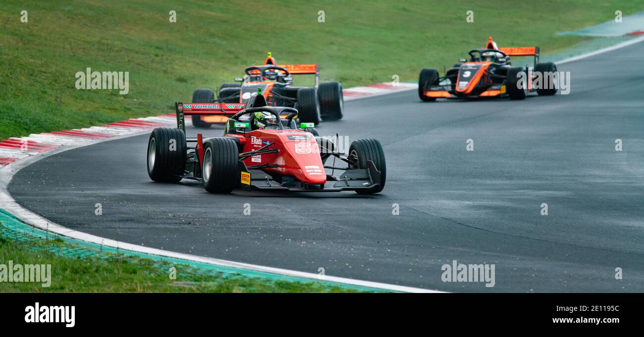 Vallelunga, Italie 6 décembre 2020, ACI Racing Weekend. Voitures de course régionales de formule humide difficiles sur piste asphaltée Banque D'Images