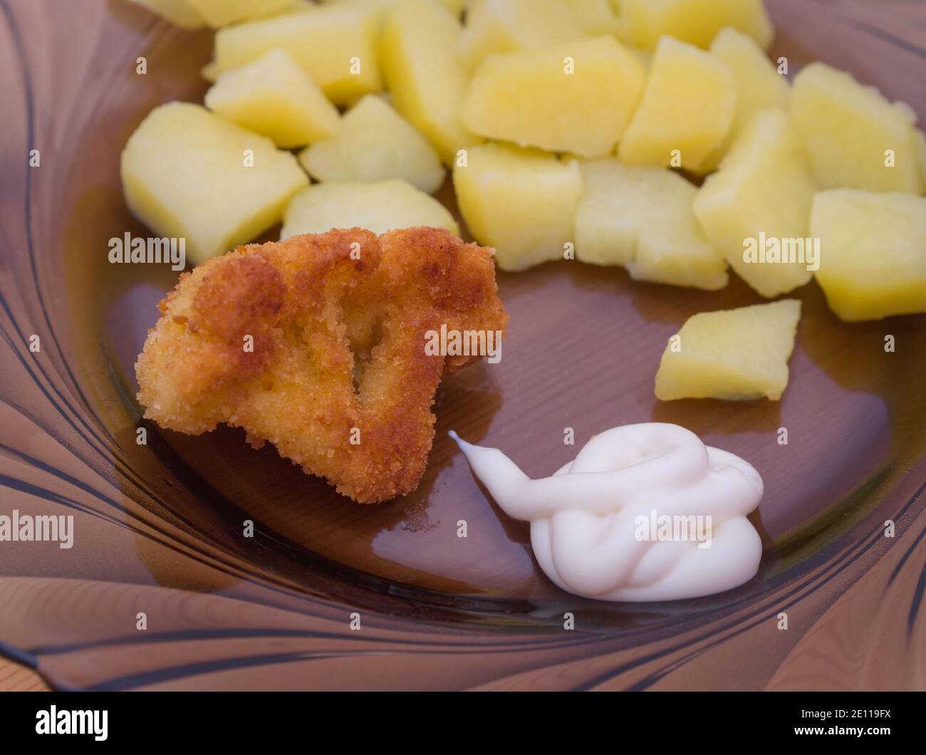 Chou-fleur pané frit avec de la mayonnaise et de la pomme de terre bouillie Banque D'Images