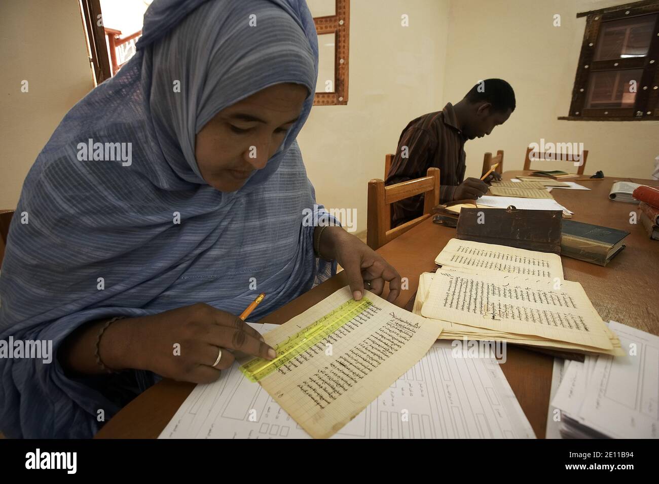 Le centre Mamma Haidara restaure, catalogue, répare et numérise les manuscrits pour fournir l'histoire la plus complète qui peut être assemblée. Banque D'Images