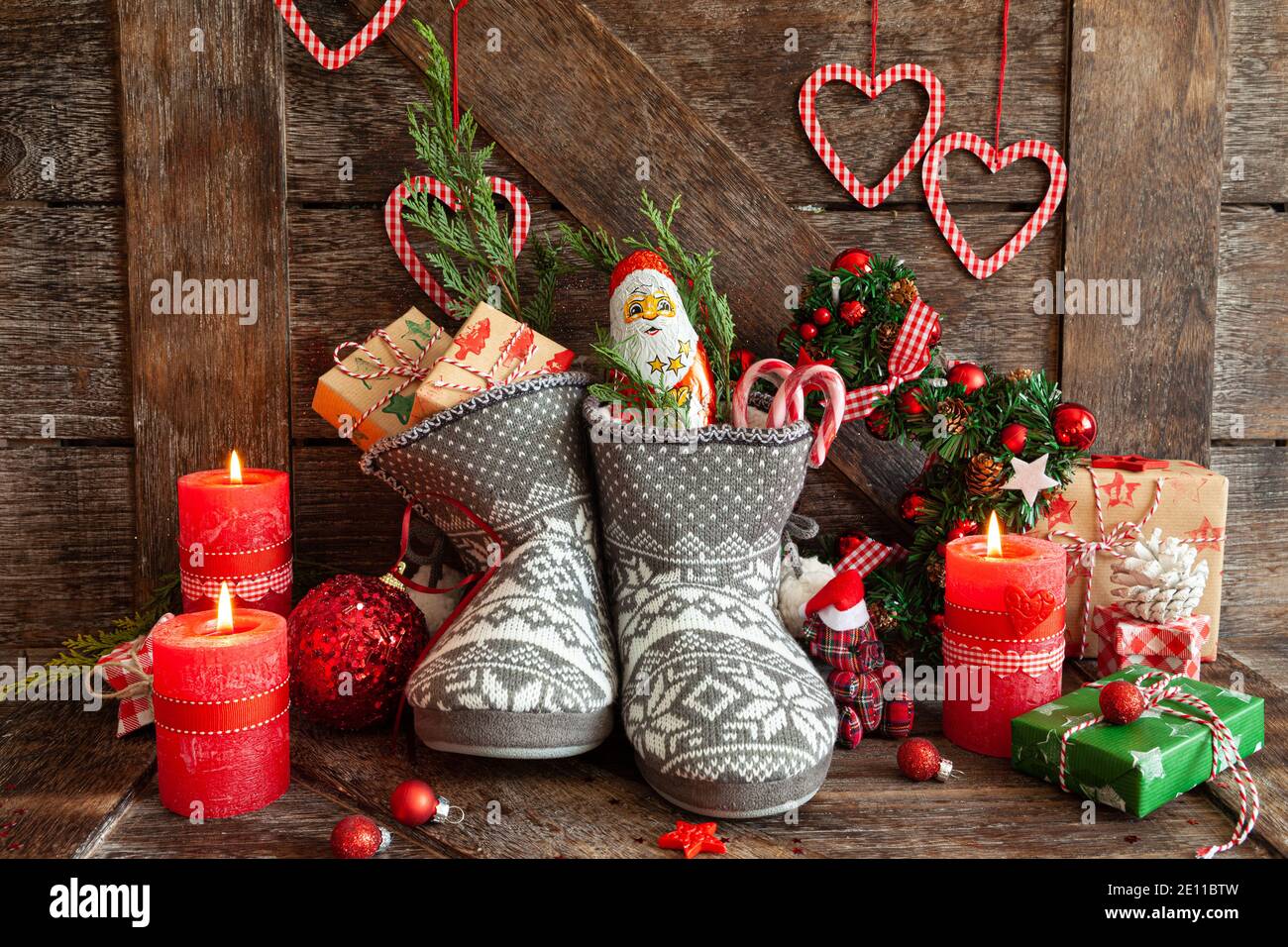 Bottes tricotées avec friandises et cadeaux de Noël Banque D'Images