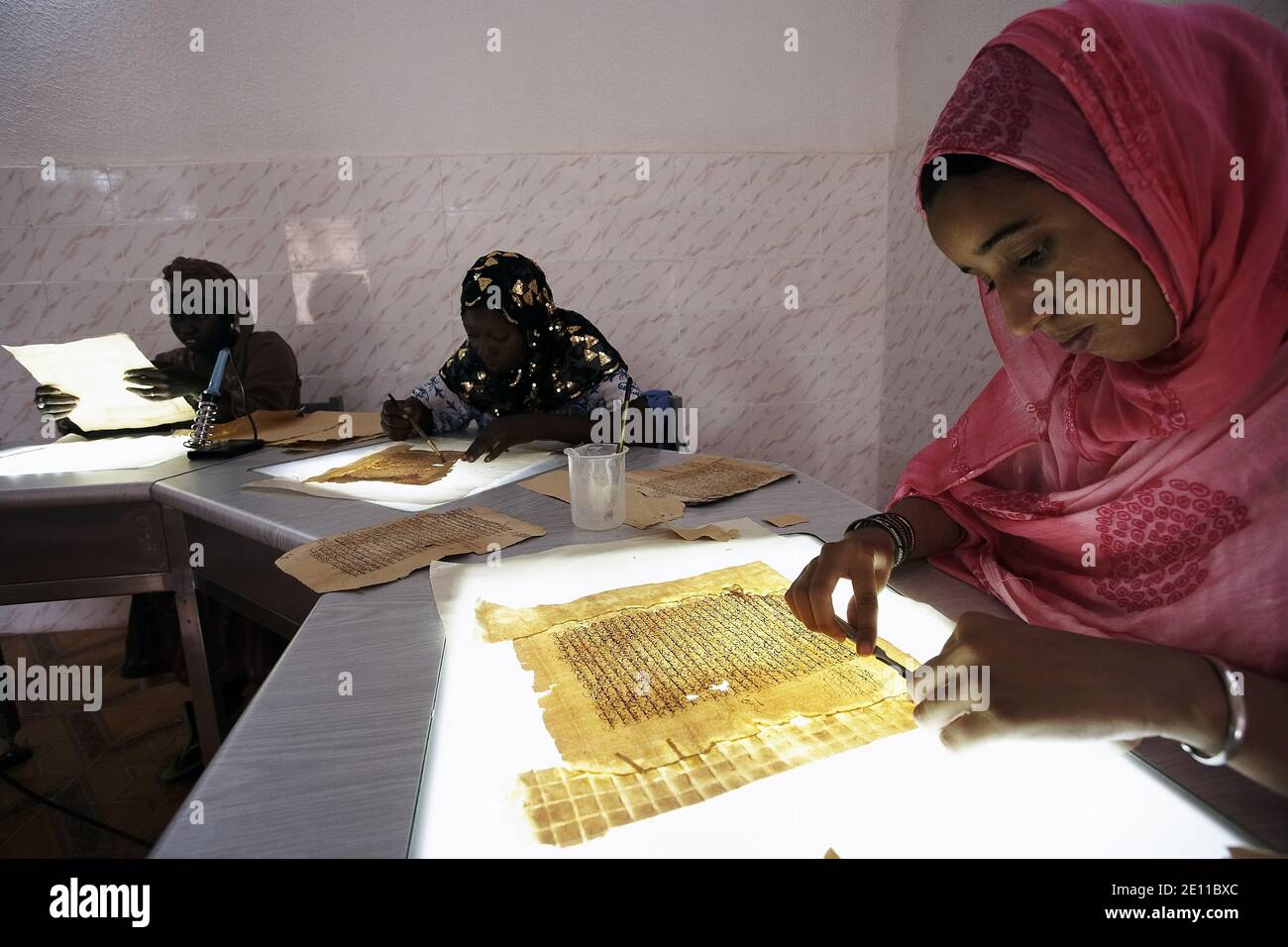 La restauration de manuscrits dans la bibliothèque privée Mamma Haidara à Tombouctou, Mali, Afrique de l'Ouest. Banque D'Images