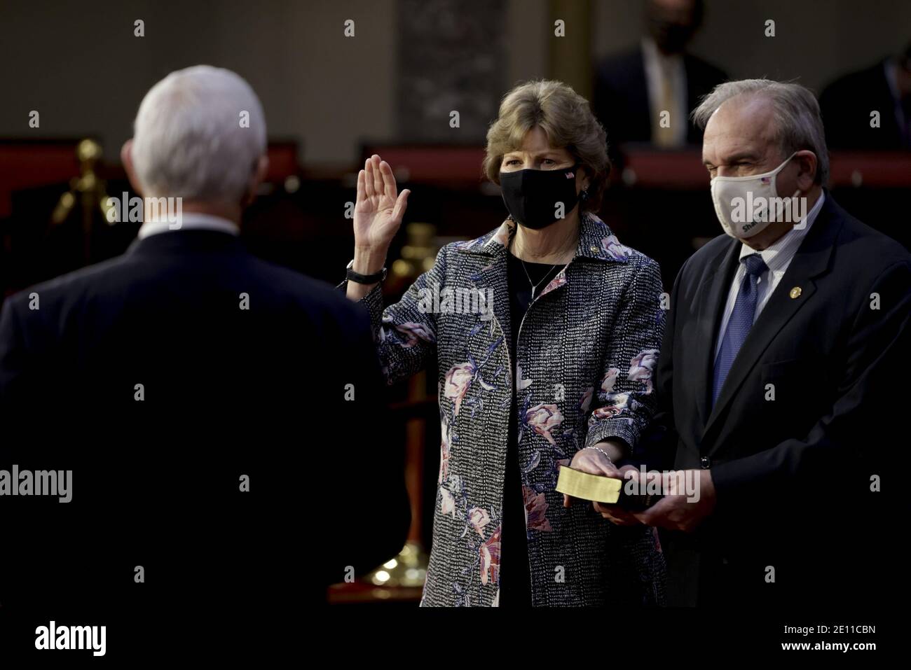 Washington, États-Unis. 03ème janvier 2021. La sénatrice Jeanne Shaheen, démocrate du New Hampshire, au centre, porte un masque protecteur tout en étant officiellement assermentée par le vice-président américain Mike Pence, parti, avec le mari Bill Shaheen au Capitole des États-Unis à Washington, DC, le dimanche 3 janvier 2021. Le 117e Congrès commence aujourd'hui avec l'élection du Président de la Chambre et l'administration du serment d'office des législateurs dans les deux chambres, des procédures qui seront modifiées pour tenir compte des précautions Covid-19. Photo de piscine Samuel Corum/UPI crédit: UPI/Alamy Live News Banque D'Images