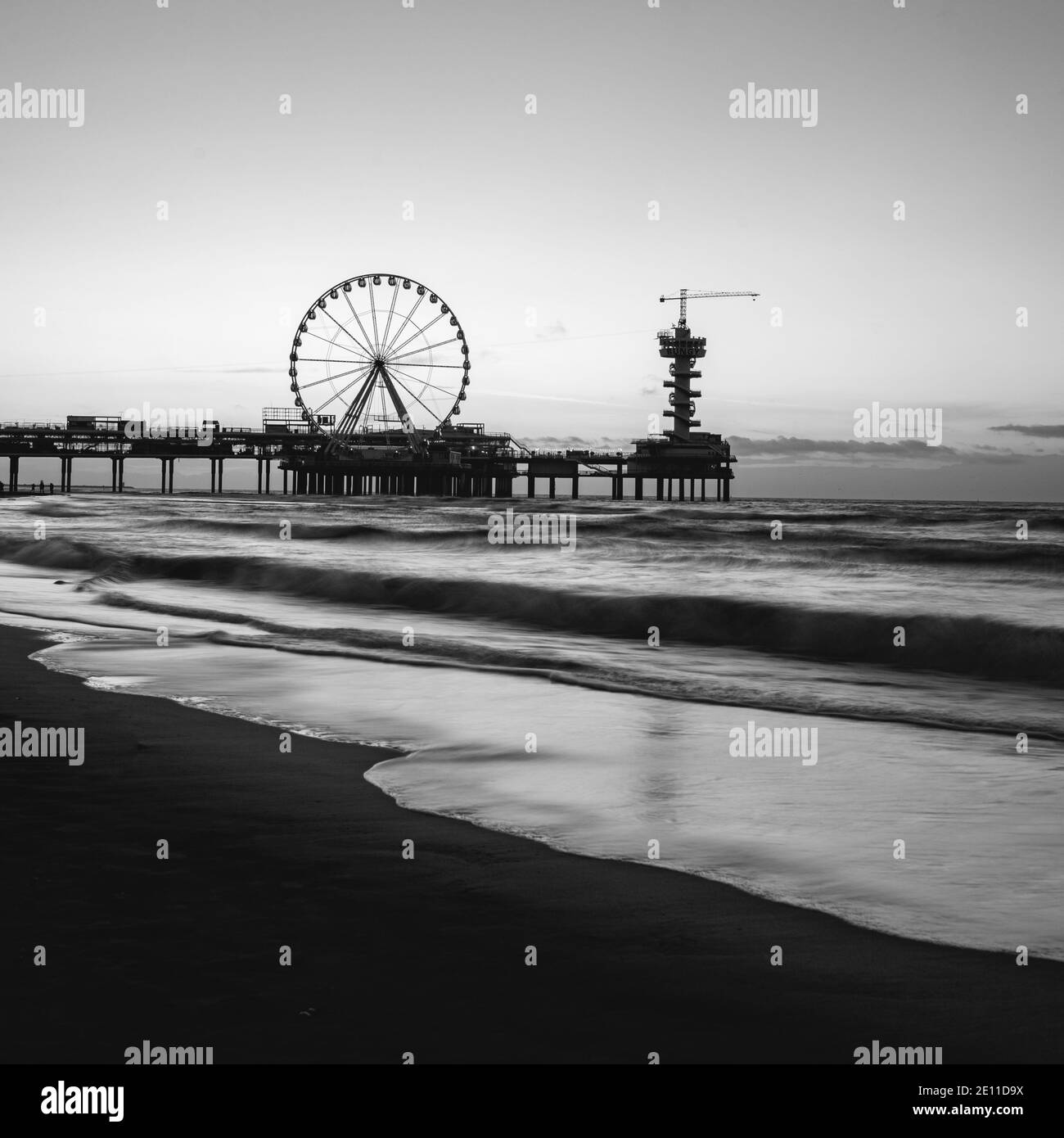 Coucher de soleil sur la plage, jetée de scheveningen, la Haye, pays-Bas. Banque D'Images