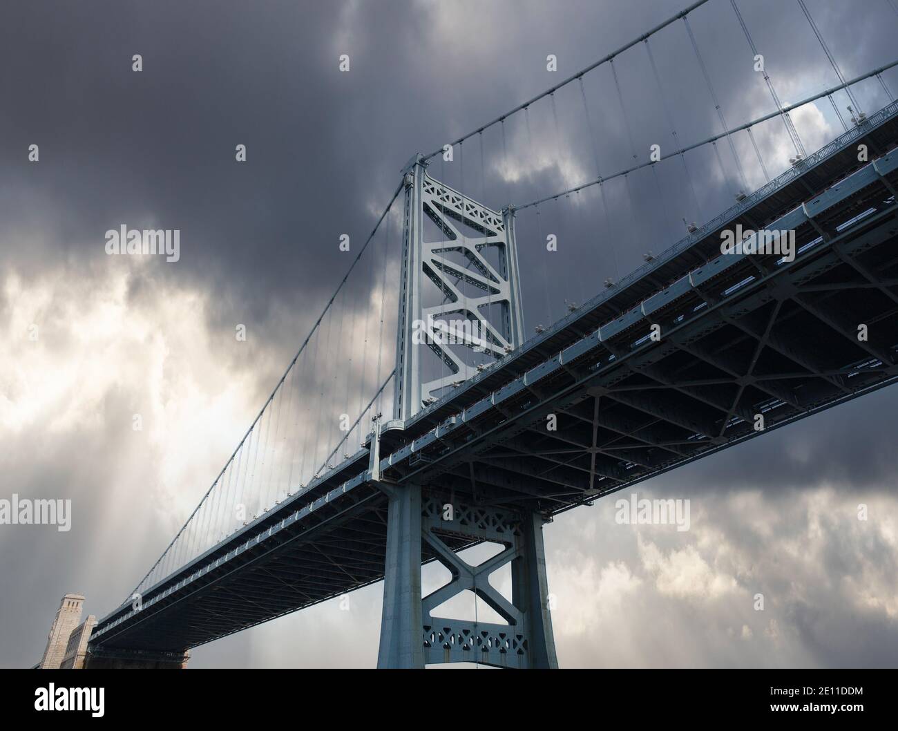 Vue sur le pont historique Benjamin Franklin avec ciel de tempête à Philadelphie en Pennsylvanie. Banque D'Images