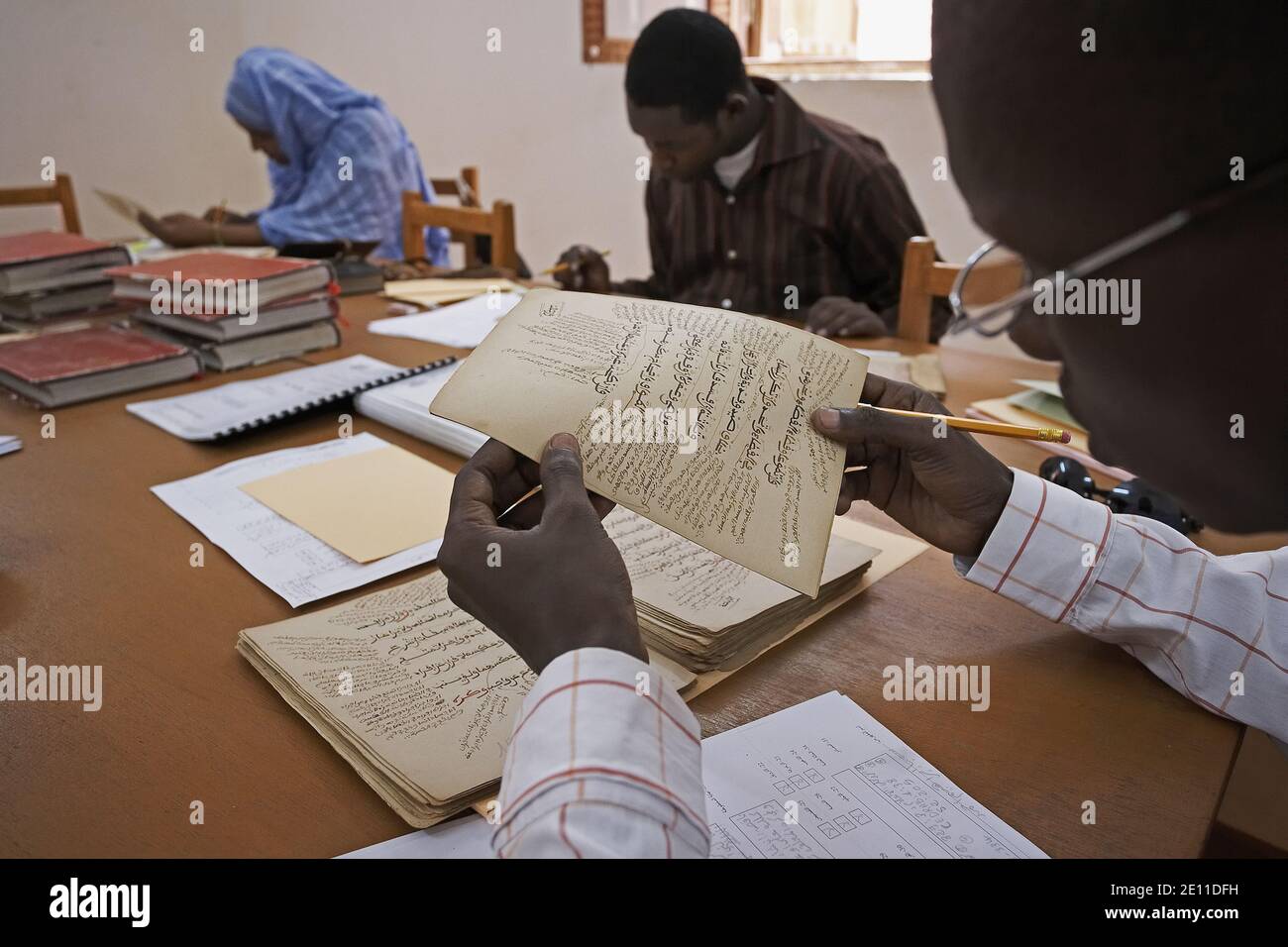 Afrique /MALI /Tombouctou/la restauration des manuscrits de la Bibliothèque commémorative Mamma Haidara à Tombouctou. Banque D'Images