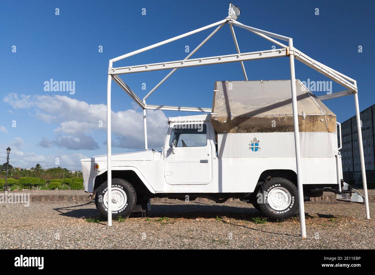 Saint-Domingue, République dominicaine - 11 janvier 2017 : Popemobile au phare de Columbus, vue latérale. Il s'agit d'un véhicule à moteur spécialement conçu par Banque D'Images