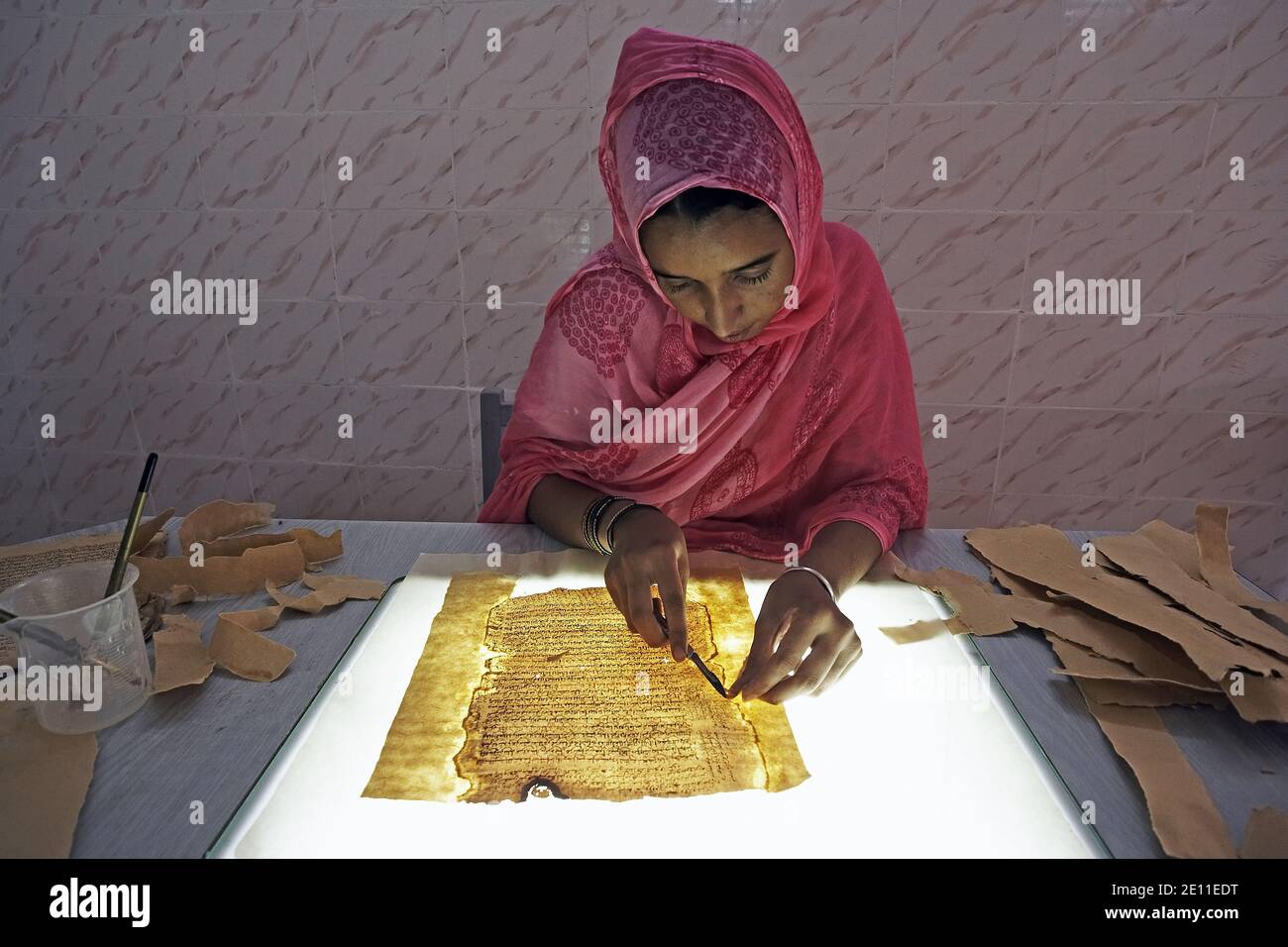 La restauration de manuscrits dans la bibliothèque privée Mamma Haidara à Tombouctou, Mali, Afrique de l'Ouest. Banque D'Images