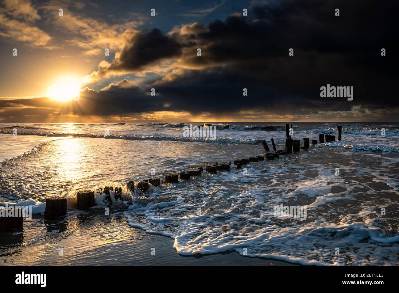 Magnifique coucher de soleil sur la plage de la mer orageux, Hollande Banque D'Images