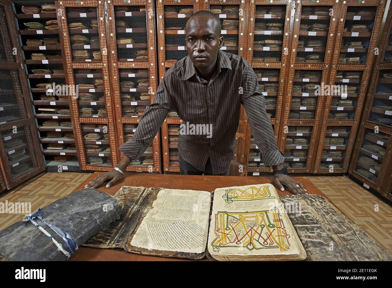 Le Junior Director Mohamed Touré présente des manuscrits dans la bibliothèque privée Mamma Haidara à Tombouctou, Mali, Afrique de l'Ouest. Banque D'Images