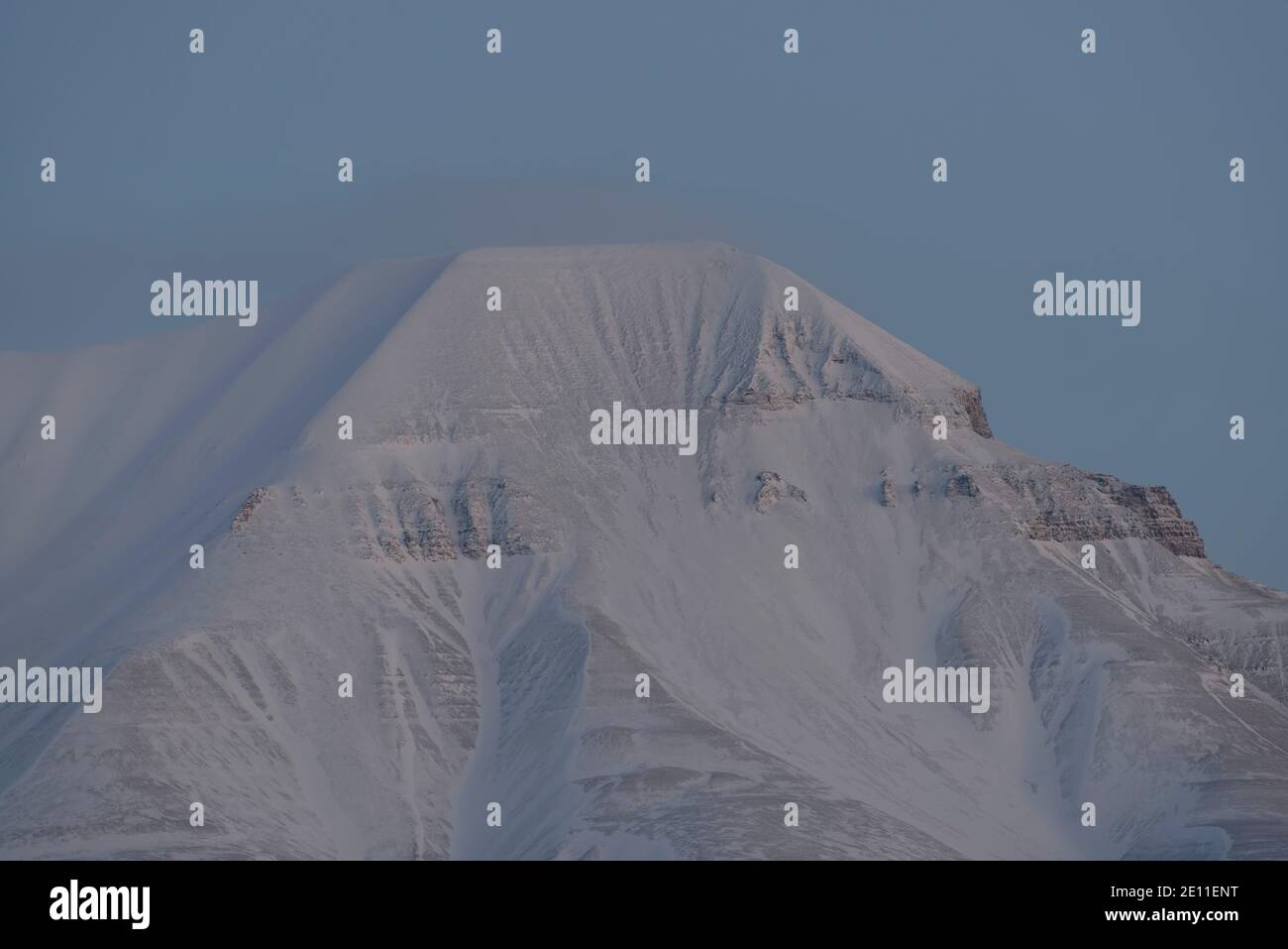 Hiver sombre sur Svalbard. Montagne Hiorthfjellet au crépuscule en février, Adventfjorden, Longyearbyen, Spitsbergen, Svalbard, Norvège Banque D'Images