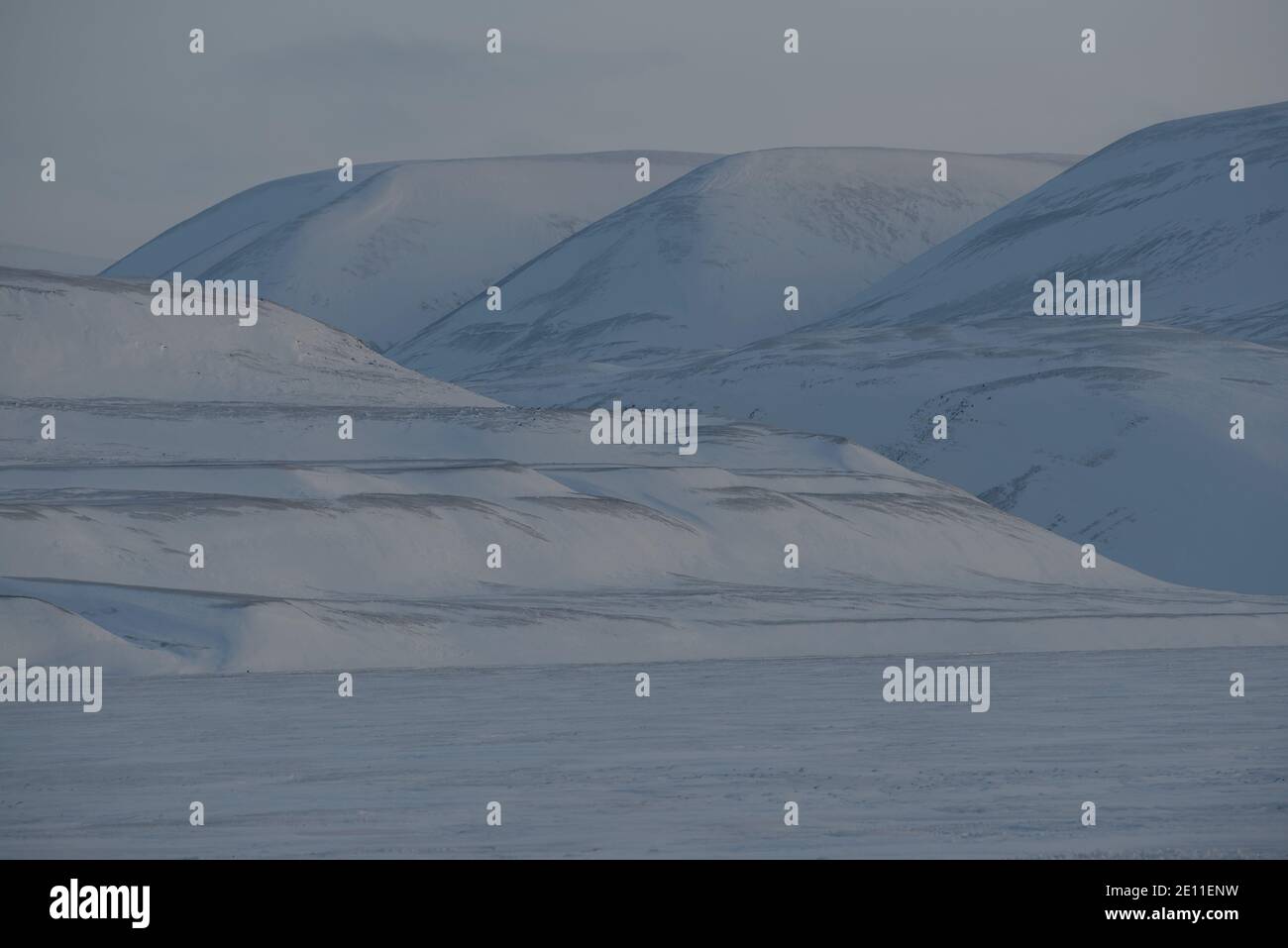 Hiver sombre sur Svalbard. Crépuscule sur les montagnes à Adventdalen en février, Spitsbergen, Svalbard, Norvège Banque D'Images