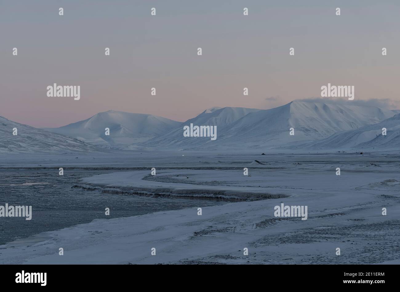 Saison sombre sur Svalbard. Crépuscule en février à Adventdalen, Spitsbergen, Svalbard, Norvège Banque D'Images