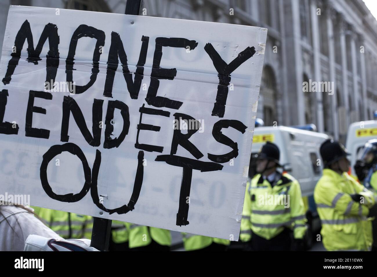GRANDE-BRETAGNE / Angleterre / Londres / signe de protestation 'Money prêteurs out ' le 28 mars 2009 à Londres, Angleterre. La marche « mettre les gens d'abord » prévoit de passer à ma Banque D'Images