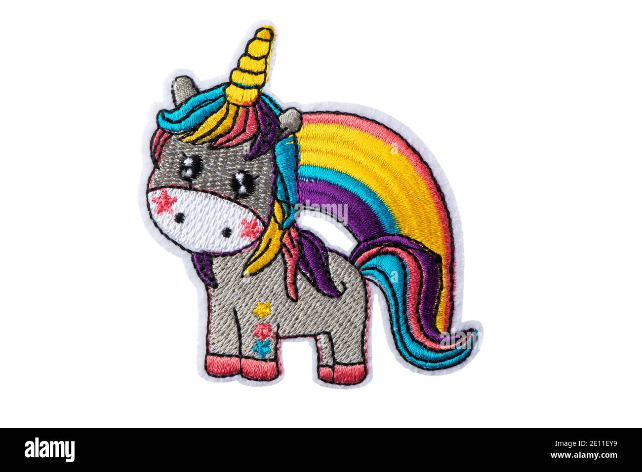 Dessin animé unicorn avec badge de forme de mane arc-en-ciel isolé sur fond blanc Banque D'Images